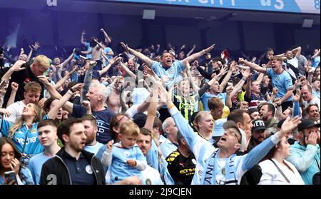 Manchester, Regno Unito. 22nd maggio 2022. I tifosi di Manchester City festeggiano durante la partita della Premier League all'Etihad Stadium di Manchester. Il credito dell'immagine dovrebbe leggere: Darren Staples/Sportimage Credit: Sportimage/Alamy Live News Foto Stock