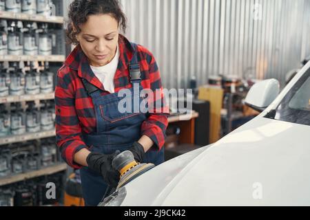 Corpo di macinazione femminile attento master di auto Foto Stock