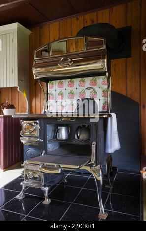 Antica Belanger maggiore stufa a legna in cucina all'interno del vecchio circa 1850 Canadiana casa in stile cottage. Foto Stock