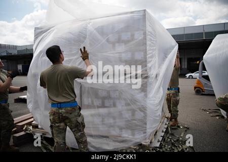 Ramstein-Miesenbach, Germania. 21st maggio 2022. Gli aerei della forza aerea degli Stati Uniti assegnati al 721st Aerial Port Squadron collocano la plastica su un pallet di formula infantile, parte di Operation Fly Formula alla base aerea di Ramstein, 21 maggio 2022 a Ramstein-Miesenbach, Germania. Operation Fly Formula, coordina le spedizioni di formula dalle fabbriche estere agli Stati Uniti per alleviare la penuria causata dalla chiusura di una fabbrica Abbott. Credit: A2C Alexcia Givens/U.S Air Force/Alamy Live News Foto Stock