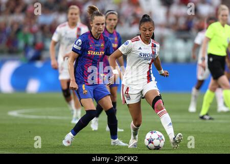 Stadio Allianz, Torino, Italia, 21 maggio 2022, Selma Bacha (Olympique Lyonnais) è sfidata da Caroline Graham Hansen (FC Barcelona) durante la UEFA WOM Foto Stock