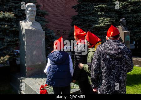 Mosca, Russia. 22nd maggio 2022. Giovani pionieri guardano alla tomba del leader sovietico Josef Stalin durante una cerimonia di orientamento dei pionieri nella Piazza Rossa di Mosca per celebrare l'adesione all'organizzazione dei pionieri e il 100th anniversario dell'Organizzazione dei pionieri dell'Unione, a Mosca, Russia. Nikolay Vinokurov/Alamy Live News Foto Stock