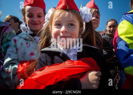 Mosca, Russia. 22nd maggio 2022. Le studentesse partecipano a una cerimonia di orientamento dei pionieri nella Piazza Rossa di Mosca per celebrare l'adesione all'organizzazione dei pionieri e il 100th° anniversario dell'Organizzazione dei pionieri dell'intera Unione, a Mosca, in Russia. Nikolay Vinokurov/Alamy Live News Foto Stock