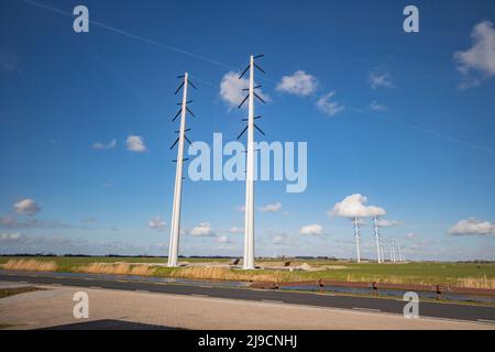 Linee ad alta tensione TenneT Thourgh Groningen, Paesi Bassi Foto Stock