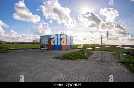 Linee ad alta tensione TenneT Thourgh Groningen, Paesi Bassi Foto Stock