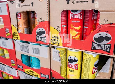 Samara, Russia - 14 maggio 2022: Pringles snack croccanti, varietà di sapori presso l'ipermercato. Selezione di scatole di cartone con lattine a tubo con Pringles Foto Stock