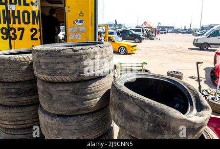 Samara, Russia - 8 maggio 2022: Pneumatici usati dopo la deriva impilati sul parcheggio Foto Stock