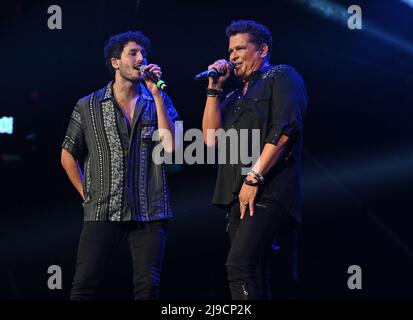 Sunrise FL, Stati Uniti. 21st maggio 2022. Carlos Vives e Sebastian Yatra suonano durante il concerto di Amor A la Musica presso la FLA Live Arena il 21 maggio 2022 a Sunrise, Florida. Credit: Mpi04/Media Punch/Alamy Live News Foto Stock