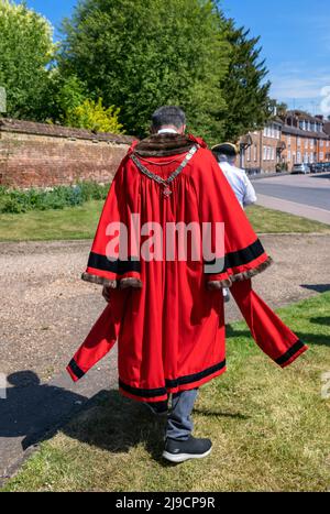 Sindaco di St. Albans Cllr Edgar Hill, battendo la cerimonia dei Bounds 2022 - in procinto di iniziare la passeggiata 4,5 intorno a St. Albans, Hertfordshire Foto Stock