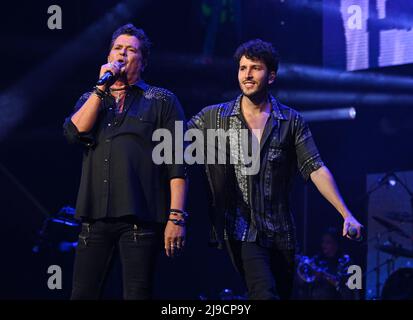 Sunrise FL, Stati Uniti. 21st maggio 2022. Carlos Vives e Sebastian Yatra suonano durante il concerto di Amor A la Musica presso la FLA Live Arena il 21 maggio 2022 a Sunrise, Florida. Credit: Mpi04/Media Punch/Alamy Live News Foto Stock