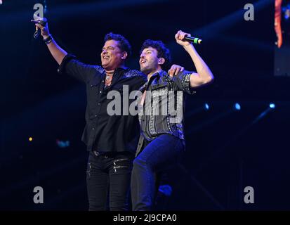 Sunrise FL, Stati Uniti. 21st maggio 2022. Carlos Vives e Sebastian Yatra suonano durante il concerto di Amor A la Musica presso la FLA Live Arena il 21 maggio 2022 a Sunrise, Florida. Credit: Mpi04/Media Punch/Alamy Live News Foto Stock