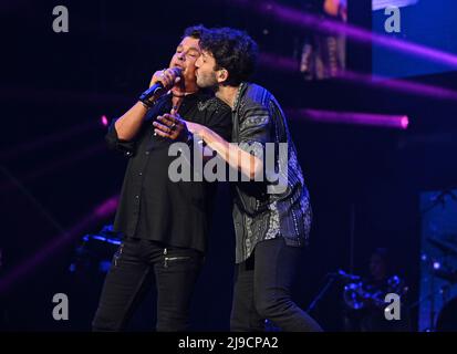 Sunrise FL, Stati Uniti. 21st maggio 2022. Carlos Vives e Sebastian Yatra suonano durante il concerto di Amor A la Musica presso la FLA Live Arena il 21 maggio 2022 a Sunrise, Florida. Credit: Mpi04/Media Punch/Alamy Live News Foto Stock