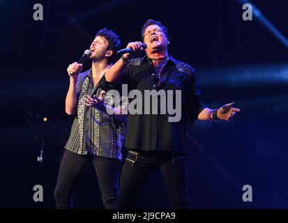 Sunrise FL, Stati Uniti. 21st maggio 2022. Carlos Vives e Sebastian Yatra suonano durante il concerto di Amor A la Musica presso la FLA Live Arena il 21 maggio 2022 a Sunrise, Florida. Credit: Mpi04/Media Punch/Alamy Live News Foto Stock