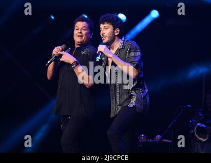 Sunrise FL, Stati Uniti. 21st maggio 2022. Carlos Vives e Sebastian Yatra suonano durante il concerto di Amor A la Musica presso la FLA Live Arena il 21 maggio 2022 a Sunrise, Florida. Credit: Mpi04/Media Punch/Alamy Live News Foto Stock