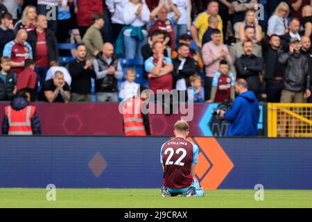 Burnley, Regno Unito. 22nd maggio 2022. Nathan Collins #22 di Burnley cade a terra come la retrocessione di BurnleyÕs è confermata al fischio finale a Burnley, Regno Unito il 5/22/2022. (Foto di Conor Molloy/News Images/Sipa USA) Credit: Sipa USA/Alamy Live News Foto Stock