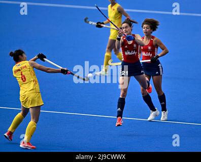 Stratford, Regno Unito. 22nd maggio 2022. Inghilterra V China Womens FIH Pro League. Centro di hockey Lee Valley. Stratford. Ying Zhang (Cina, 6) e Fiona crackles (Inghilterra, 21) durante l'Inghilterra V Cina Womens FIH Pro League hockey partita. Credit: Sport in immagini/Alamy Live News Foto Stock