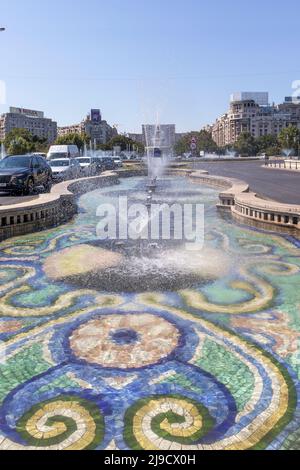 BUCAREST, ROMANIA - 17 AGOSTO 2021: Fontana in Piazza Unirii nel centro della città di Bucarest, Romania Foto Stock