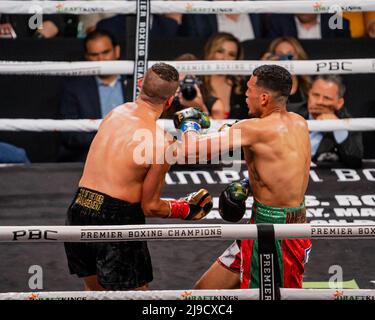 GLENDALE, AZ - MAGGIO 21: David Benavidez batte David Lemieux nel loro bout super middleweight durante l'evento Benavidez / Lemieux: WBC Interim Championship alla Gila River Arena il 21 maggio 2022, a Glendale, Stati Uniti. (Foto di Raul Vazquez/PxImages) Foto Stock