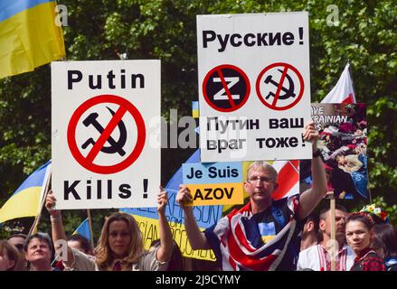 Londra, Inghilterra, Regno Unito. 22nd maggio 2022. I manifestanti hanno cartelloni anti-Putin fuori dall’ambasciata russa. Folle marciarono da Hyde Park all'Ambasciata russa a Londra, chiedendo alla comunità internazionale di aiutare a salvare i bambini in Ucraina e protestando contro le atrocità commesse dalle forze russe. (Credit Image: © Vuk Valcic/ZUMA Press Wire) Foto Stock