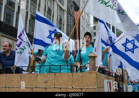 I partecipanti saliscono sulla Fifth Avenue a New York City durante l'annuale Israel Parade il 22 maggio 2022. Foto Stock