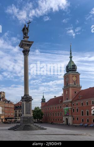 VARSAVIA, POLONIA - 14 MAGGIO 2022: Colonna di Sigismund in plac Zamkowy accanto al Castello reale Foto Stock