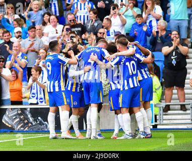 Brighton, Regno Unito. 22nd maggio 2022. I giocatori di Brighton festeggiano il gol del 2nd segnato da Pascal Gross of Brighton e Hove Albion durante la partita della Premier League tra Brighton & Hove Albion e West Ham United all'Amex il 22nd 2022 maggio a Brighton, Inghilterra. (Foto di Jeff Mood/phcimages.com) Credit: PHC Images/Alamy Live News Foto Stock