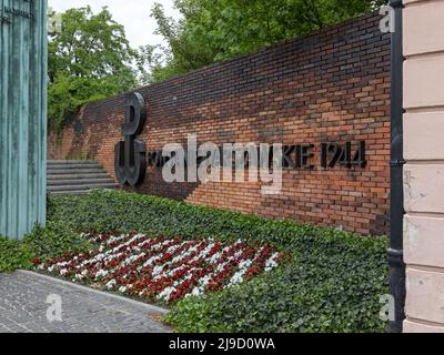 VARSAVIA, POLONIA - 14 MAGGIO 2022: Testo sul muro di Varsavia Monumento di rivolta su Plac Krasińskich Foto Stock