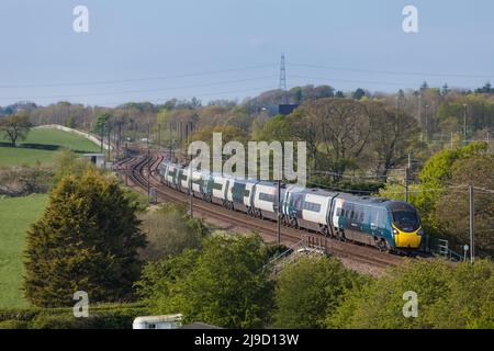 Primo treno Trenitalia Avant West Coast Alstom Pendolino 390013 sulla linea principale della costa occidentale del Lancashire Foto Stock