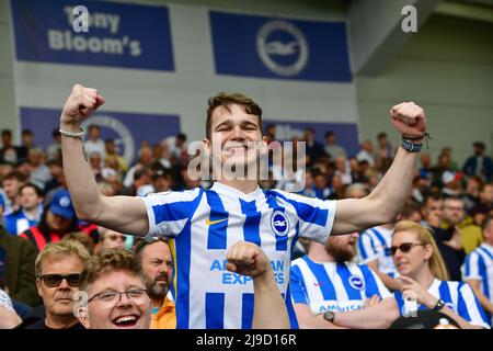 Brighton, Regno Unito. 22nd maggio 2022. Un fan di Brighton festeggia la vittoria dopo la partita della Premier League tra Brighton & Hove Albion e West Ham United all'Amex il 22nd 2022 maggio a Brighton, Inghilterra. (Foto di Jeff Mood/phcimages.com) Credit: PHC Images/Alamy Live News Foto Stock