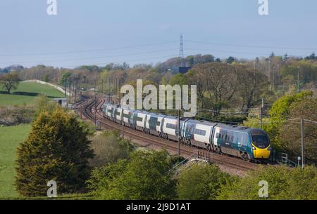 Primo treno Trenitalia Avant West Coast Alstom Pendolino 390013 sulla linea principale della costa occidentale del Lancashire Foto Stock