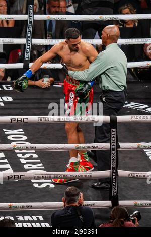 Glendale, Glendale, AZ, Stati Uniti. 21st maggio 2022. GLENDALE, AZ - MAGGIO 21: (L-R) David Benavidez batte David Lemieux nel loro but super middleweight durante l'evento Benavidez contro Lemieux: WBC Interim Championship alla Gila River Arena il 21 maggio 2022 a Glendale, Stati Uniti. (Credit Image: © Raul Vazquez/PX Imagens via ZUMA Press Wire) Foto Stock