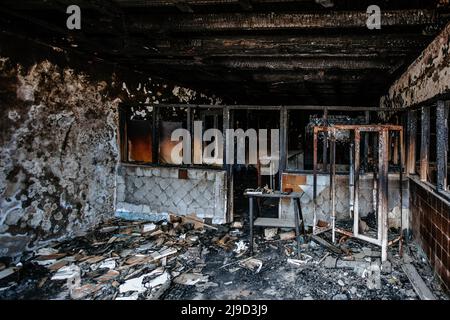Interni bruciati dell'ospedale. Fuoco o guerra conseguenze concetto. Foto Stock