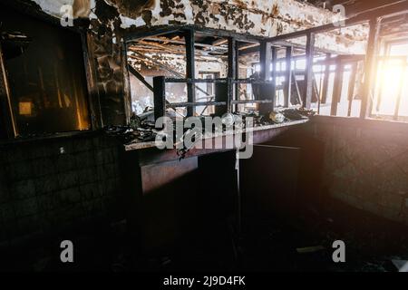 Interni bruciati dell'ospedale. Fuoco o guerra conseguenze concetto. Foto Stock