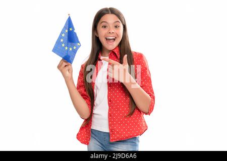 ragazza felice che punta il dito sulla bandiera dell'unione europea, paesi schengen, visto turistico. Foto Stock