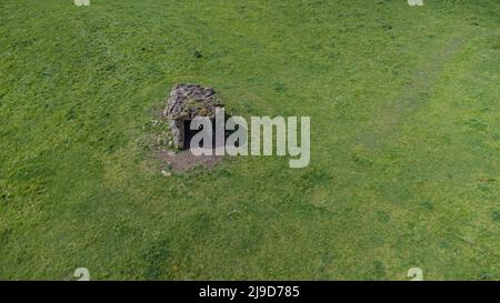 Viste aeree della Camera di sepoltura di St Lythans, vale of Glamorgan, Galles del Sud, Regno Unito. Si prega di credito: Phillip Roberts Foto Stock