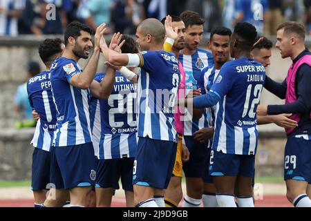 Oeiras, Portogallo. 22nd maggio 2022. Mehdi Taremi del FC Porto (L) festeggia con i compagni di squadra dopo aver segnato durante la partita di calcio finale della Coppa del Portogallo tra il FC Porto e il CD Tondela allo stadio Jamor National di Oeiras, Portogallo, il 22 maggio 2022. (Credit Image: © Pedro Fiuza/ZUMA Press Wire) Credit: ZUMA Press, Inc./Alamy Live News Foto Stock