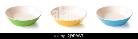 Set di tre ramekins multicolore isolati su sfondo bianco. Ciotole colorate in porcellana. Piatti blu, gialli, verdi. Stoviglie vuote. Foto Stock