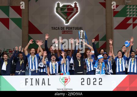 Oeiras, Portogallo. 22nd maggio 2022. Sergio Conceicao, allenatore del FC Porto, e i giocatori di squadra festeggiano con il loro trofeo dopo aver vinto la partita di calcio finale della Coppa del Portogallo tra il FC Porto e il CD Tondela allo stadio Jamor National di Oeiras, Portogallo, il 22 maggio 2022. (Credit Image: © Pedro Fiuza/ZUMA Press Wire) Credit: ZUMA Press, Inc./Alamy Live News Foto Stock