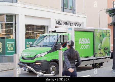 ASDA alimentari consegna furgoni parchi fuori M&S semplicemente alimentari negozio Londra Greenwich Inghilterra Regno Unito Foto Stock