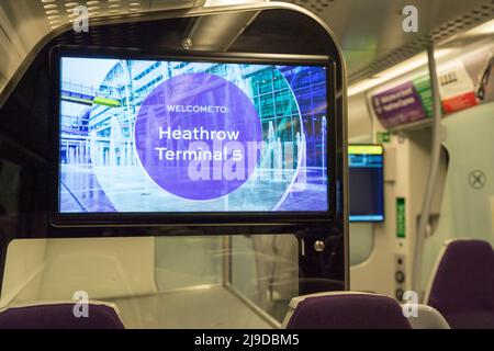 Heathrow Terminal 5 ads appare sullo schermo a LED a bordo di Heathrow express da Londra Paddington all'aeroporto di Heathrow Londra Inghilterra Regno Unito Foto Stock