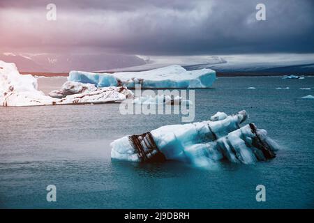 Grandi pezzi dell'iceberg. Scena impressionante e impressionante. Ubicazione Parco Nazionale Vatnajokull, Europa. Paesaggio tipico islandese. Cambiamenti climatici. Uniq Foto Stock