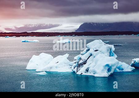 Grandi pezzi dell'iceberg. Scena drammatica e foto pittoresche. Luogo luogo Islanda, turismo Europa. Dintorni panoramici vicino al Vatnajok Foto Stock