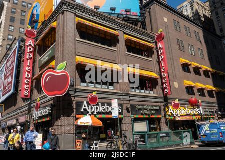 Il ristorante Applebee's si trova a Times Square, New York City, USA 2022 Foto Stock