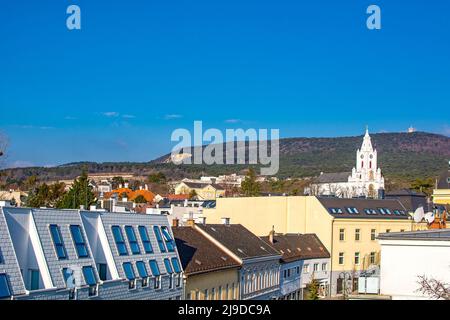 Bad Voeslau, città termale vicino a Vienna in Austria vista sulla strada principale e la chiesa Foto Stock