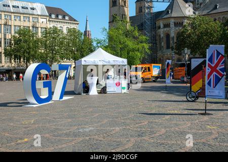 Bonn, Germania - 18 maggio 2022 : uno stand al centro di Bonn che pubblicizza l'incontro dei ministri delle finanze e dei governatori delle banche centrali del G7 Foto Stock