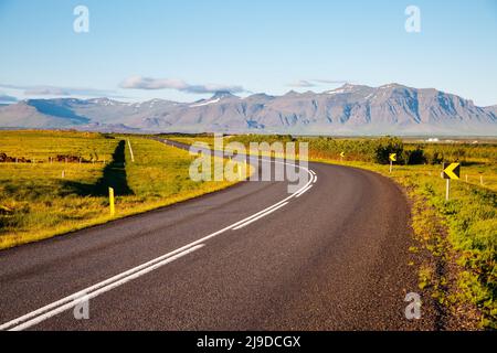 Strada vuota che conduce lungo la costa. Paesaggio tipico islandese. Giornata pittoresca e splendida scena. Luogo luogo isola Islanda, Europa. Uscita attiva Foto Stock