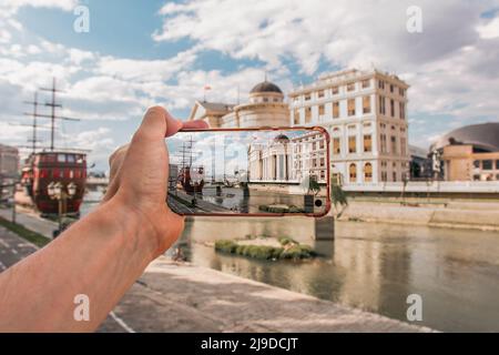 Bellissimo tramonto del Museo Archeologico della Repubblica di Macedonia preso al telefono a Skopje, Macedonia del Nord. Foto Stock