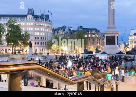 Buon Ramadan sera festa di notte a Trafalgar Square Londra Inghilterra Regno Unito Foto Stock