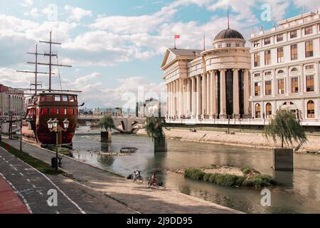 Bellissimo tramonto del Museo Archeologico della Repubblica di Macedonia a Skopje, Macedonia del Nord. Foto Stock