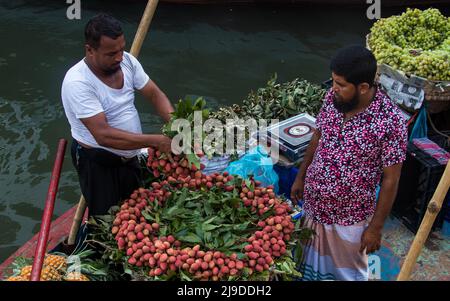 Lichi è un frutto molto popolare in Bangladesh. I venditori vendono lichi per strada. Questa immagine è stata catturata il 22 maggio 2022 Foto Stock